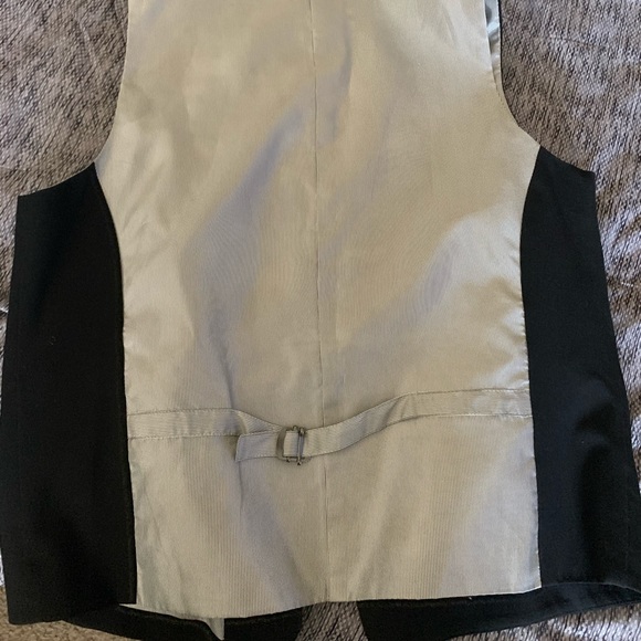 Vest - Picture 2 of 4